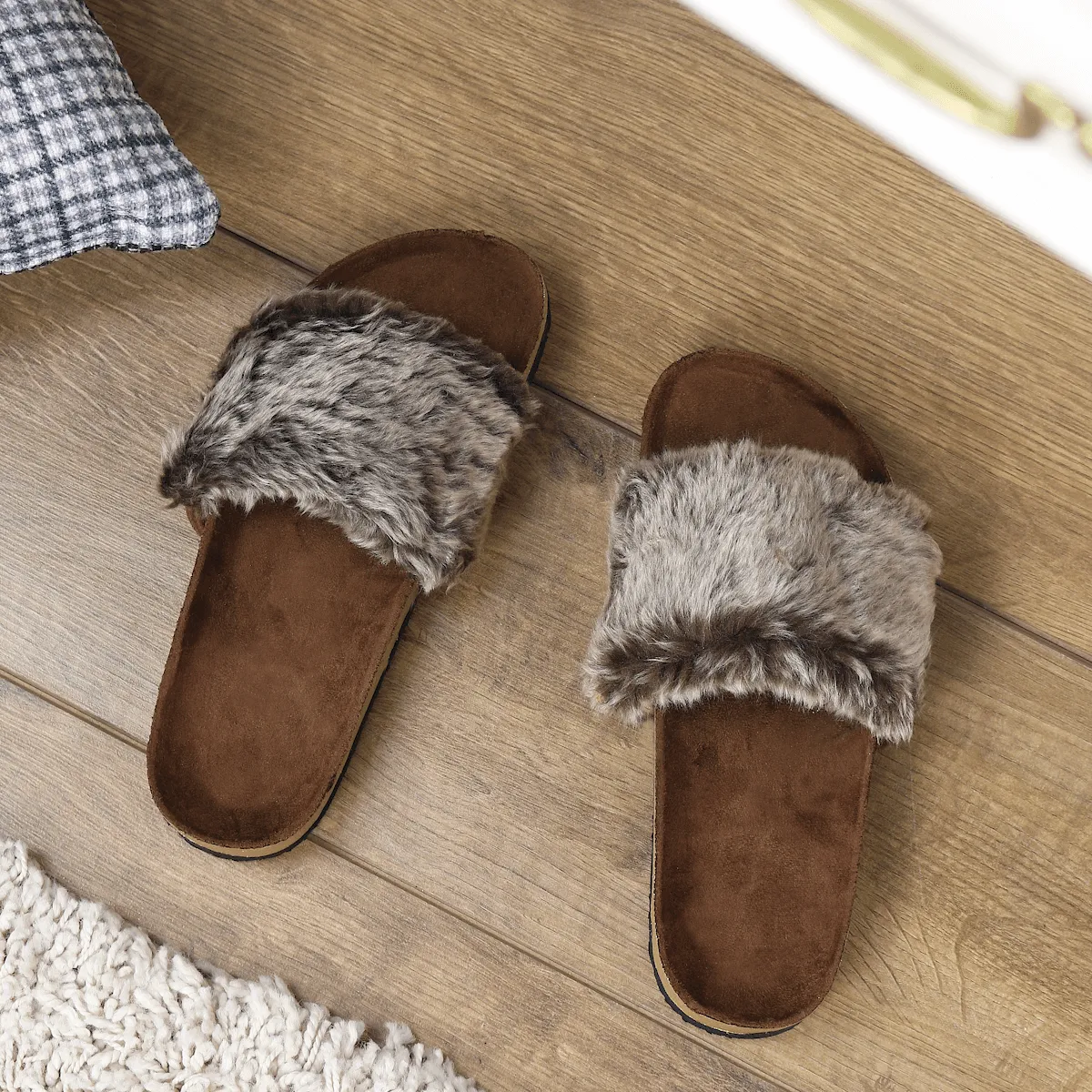 Womens Faux Fur Sliders Slippers With Glittery Moulded Sole